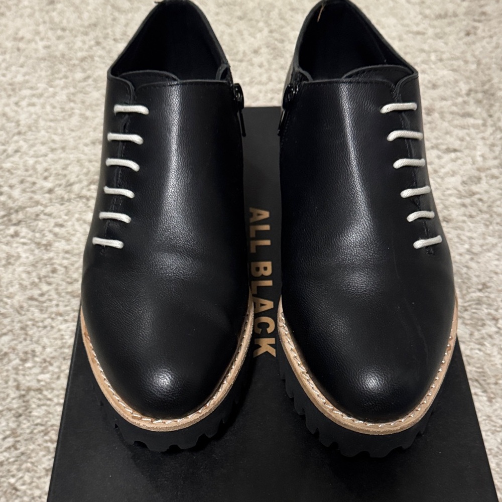 Black Stylish Leather Oxfords with Contrast Laces